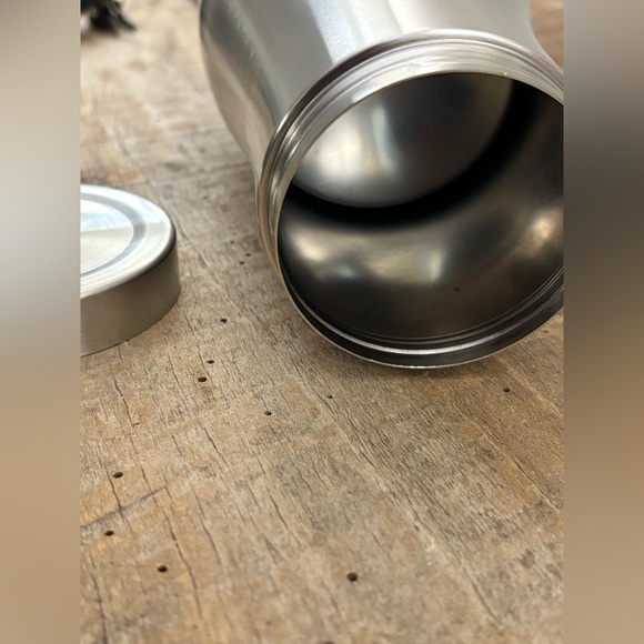 Hidden compartment located in a 30oz stainless steel coffeee tumbler - Picture 2 of 7